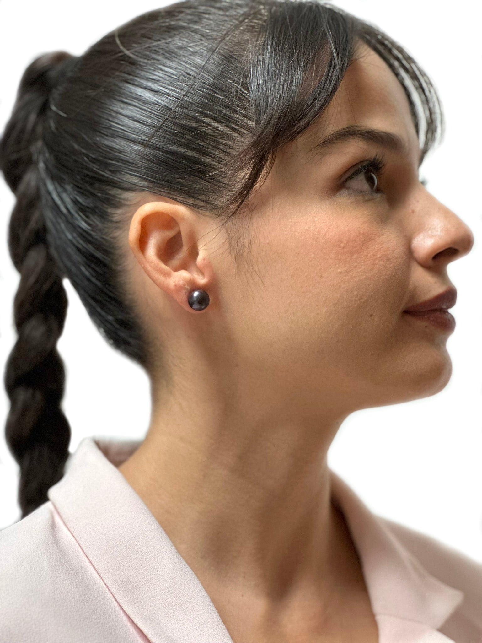 Broquel de Perla Cultivada AAA Boton Tornasol negro en Oro amarillo de 14K