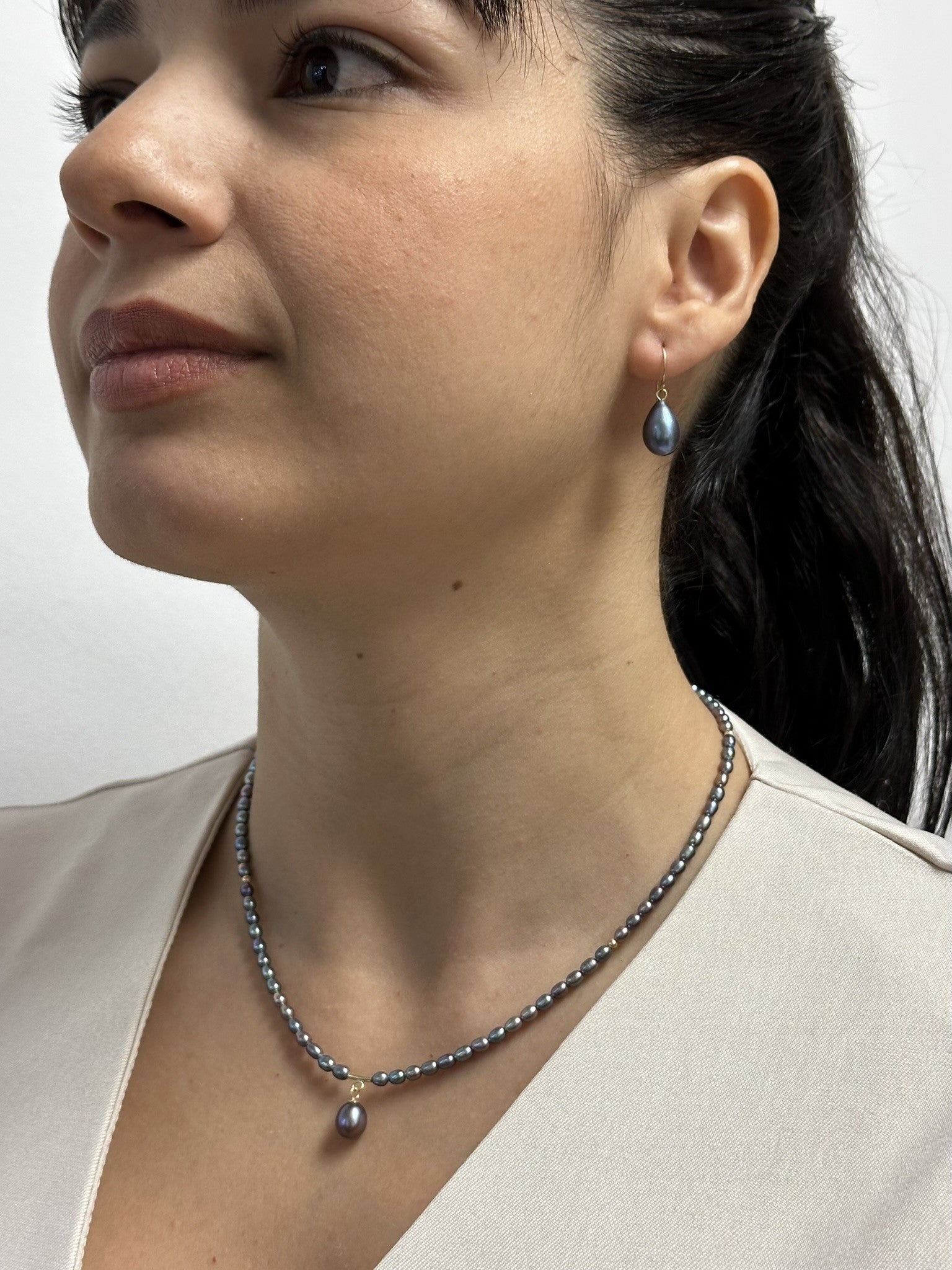 Collar de Perlas Cultivadas Negras Tornasol de 3mm con Perla Gota en Oro Amarillo de 14K - 40cm