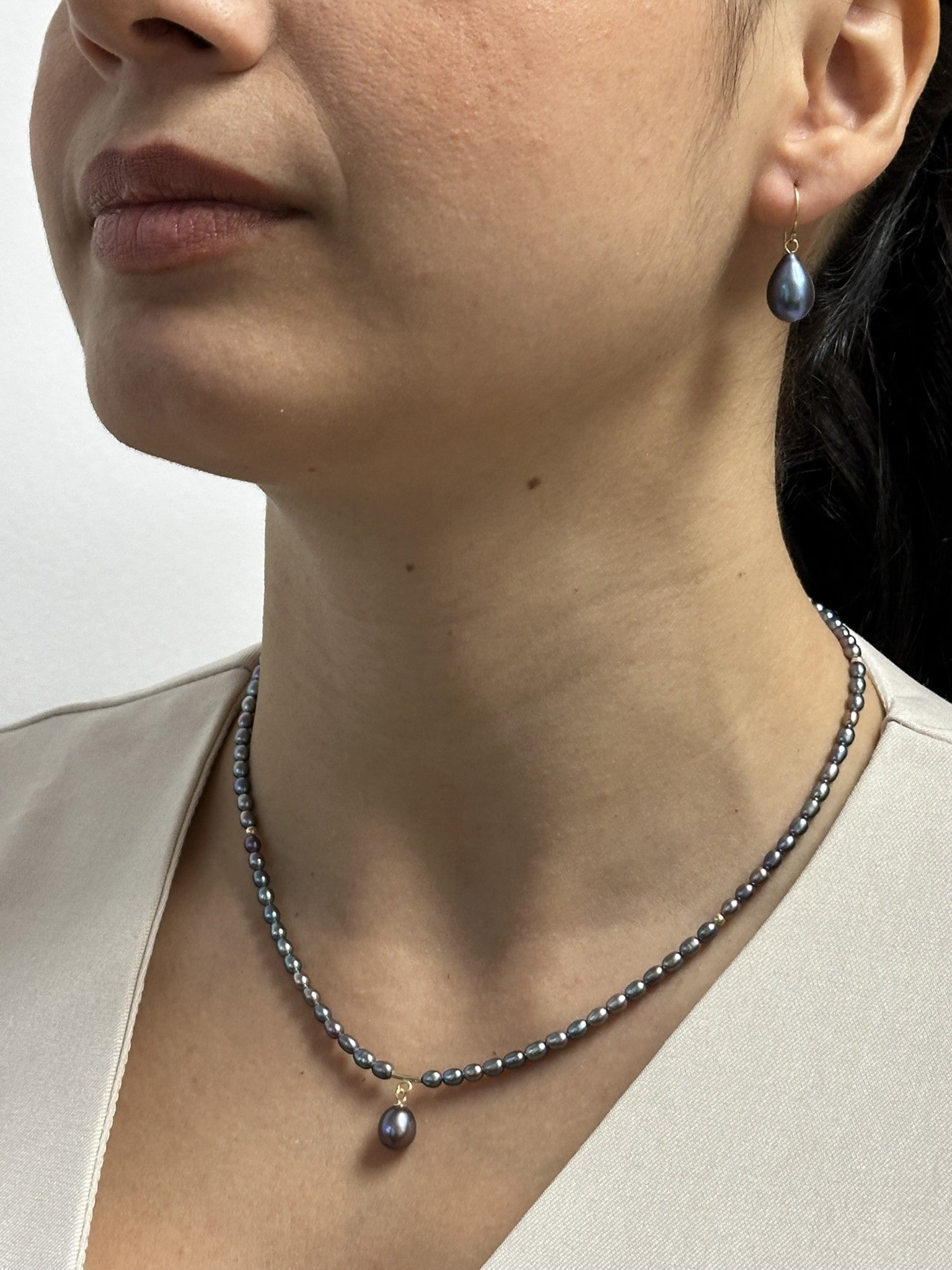 Collar de Perlas Cultivadas Negras Tornasol de 3mm con Perla Gota en Oro Amarillo de 14K - 40cm