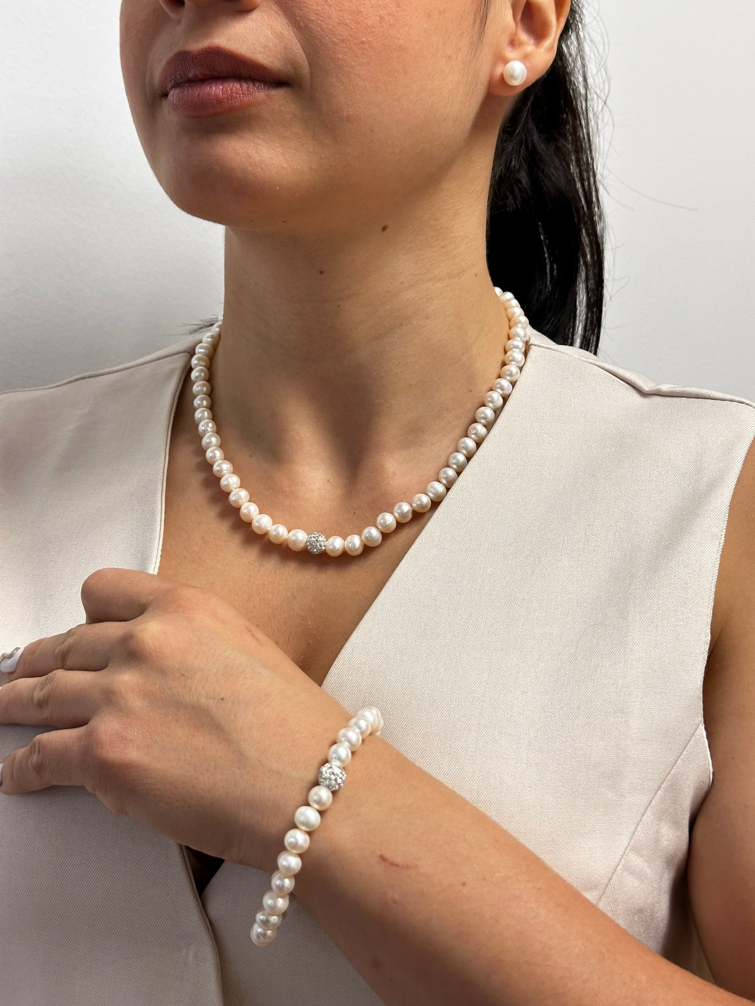 Juego de Collar y Pulsera de Perlas Cultivadas con Broqueles de Perlas y Cristales en Plata .925
