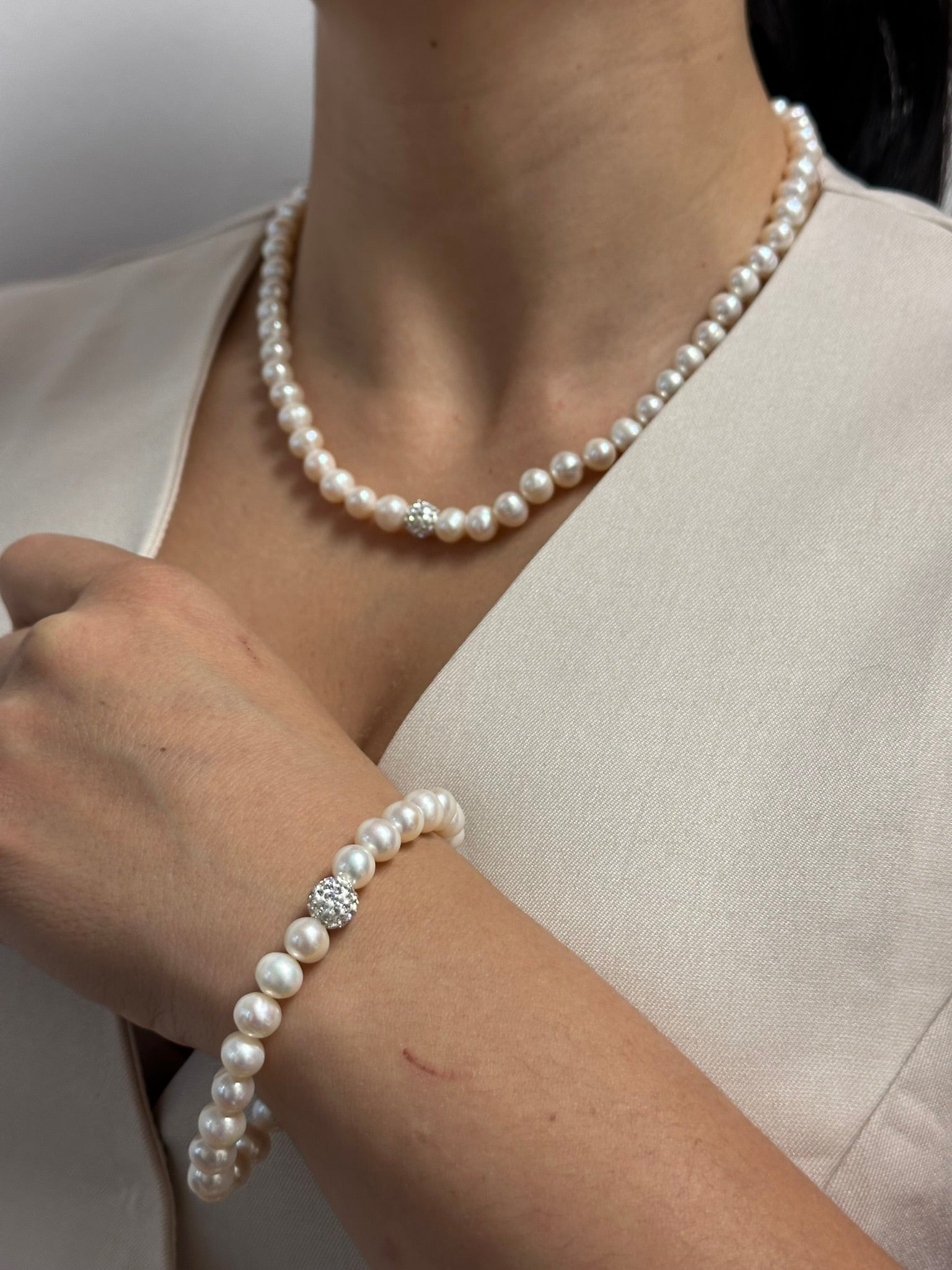 Juego de Collar y Pulsera de Perlas Cultivadas con Broqueles de Perlas y Cristales en Plata .925