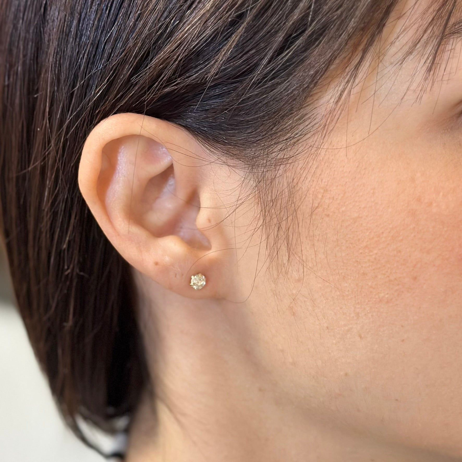 Aretes Broquel de Oro 10K – Cristal Redondo 4mm en Montaje de 6 Uñas – Brillo Clásico y Sofisticado