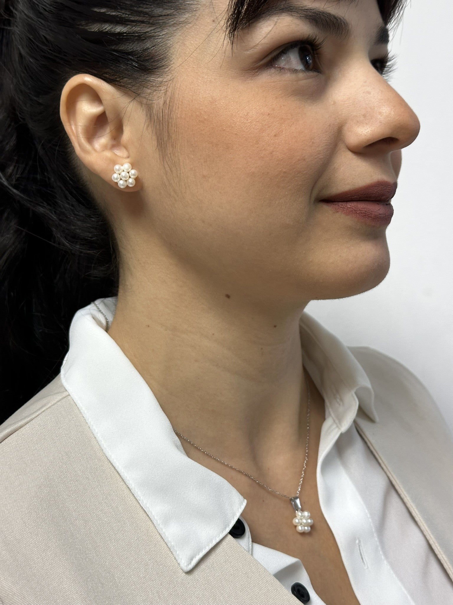 Juego de Aretes y Dije de Perlas Cultivadas Blancas en Forma de flor en Plata.925 con Cadena de 46cm