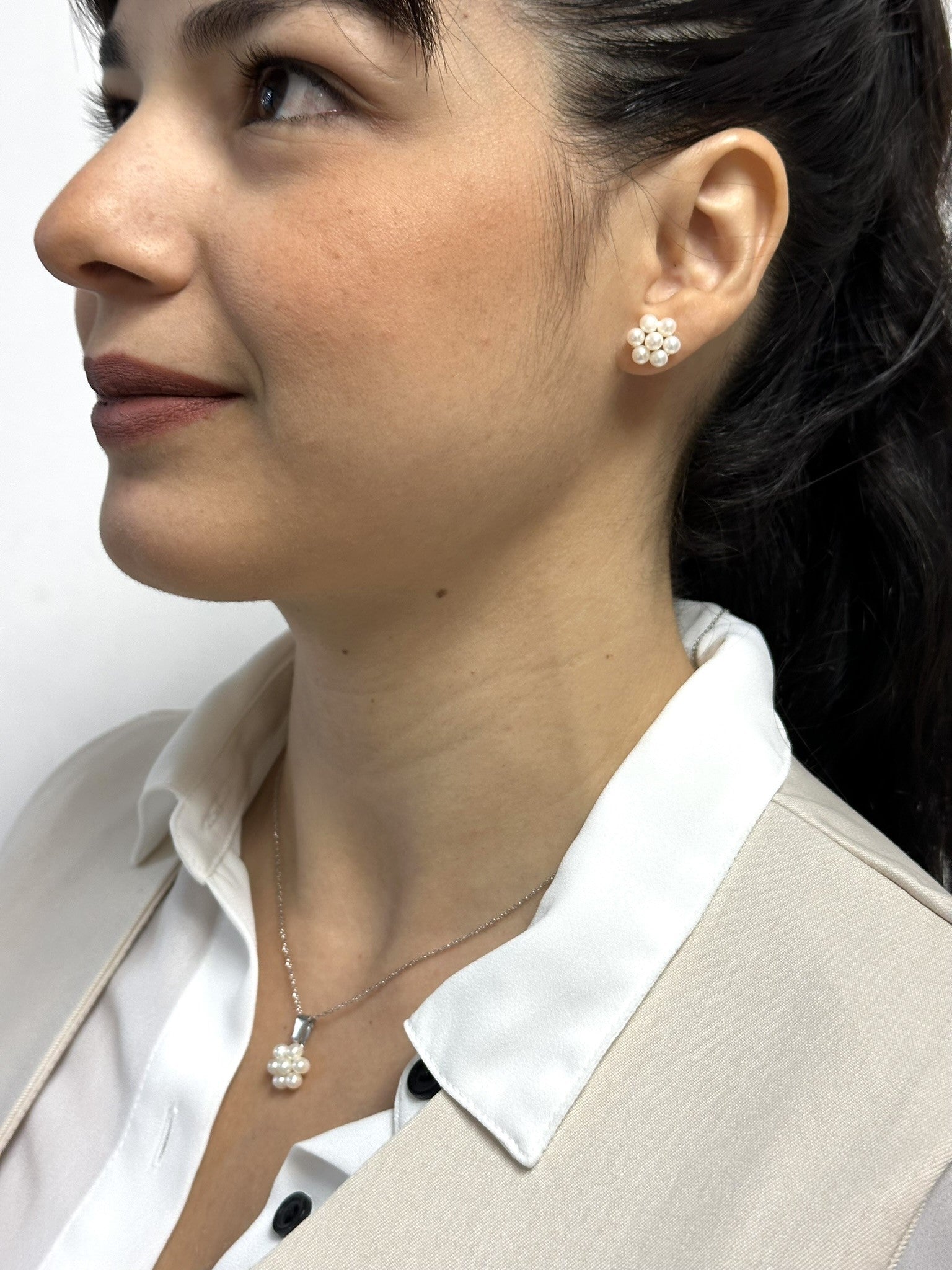 Juego de Aretes y Dije de Perlas Cultivadas Blancas en Forma de flor en Plata.925 con Cadena de 46cm