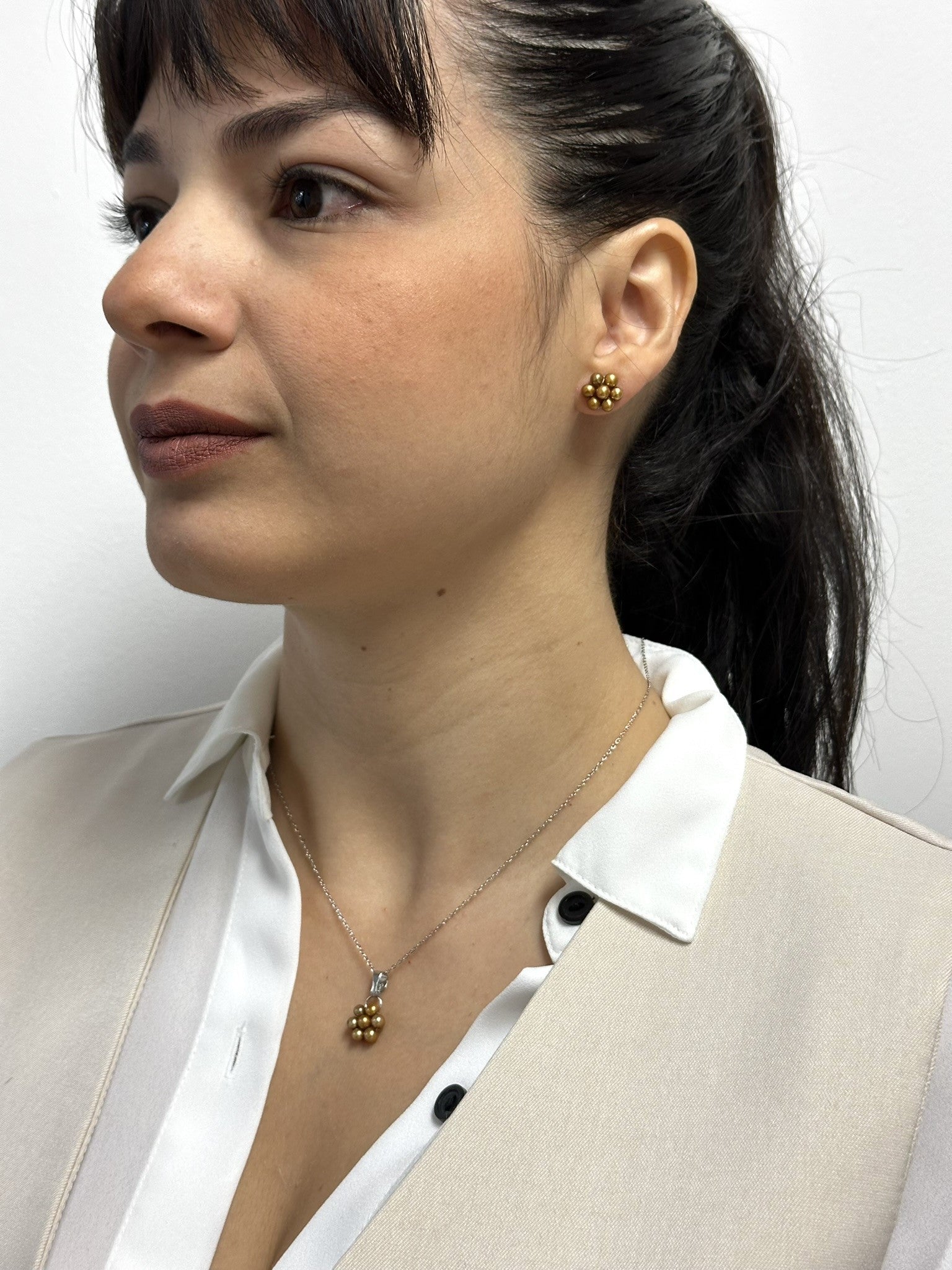 Juego de Aretes y Dije de Perlas Cultivadas Beige en Forma de flor en Plata.925 con Cadena de 46cm