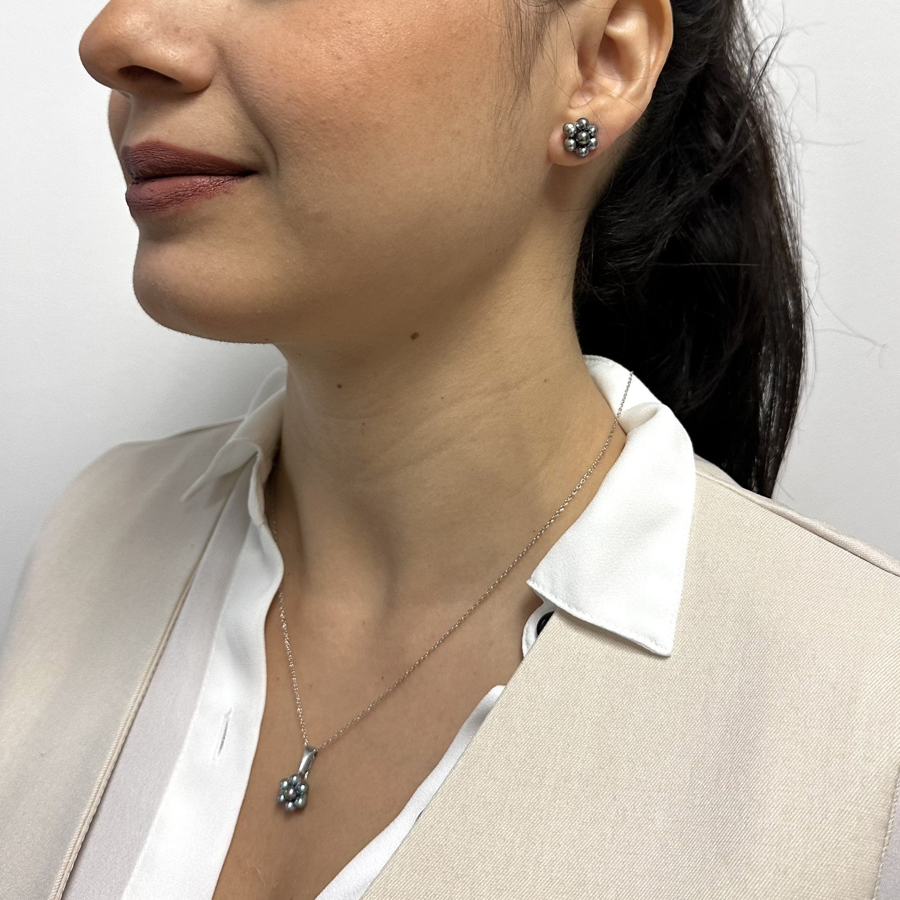 Juego de Aretes y Dije de Perlas Cultivadas Negro Tornasol en Forma de flor en Plata.925 con Cadena de 46cm
