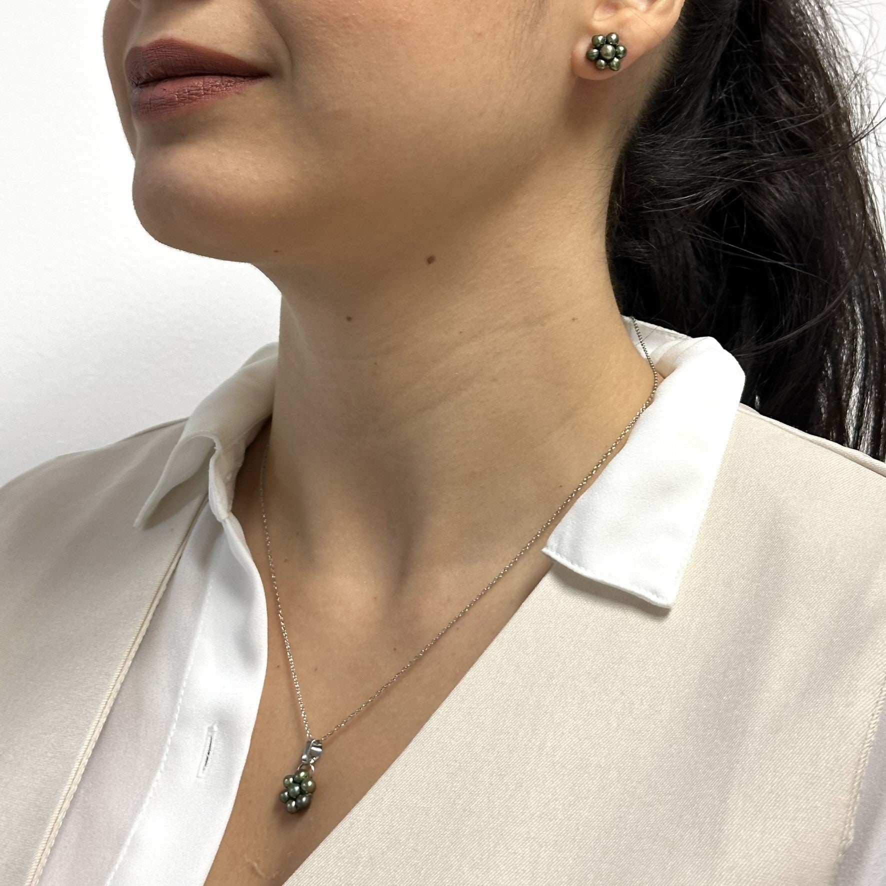 Juego de Aretes y Dije de Perlas Cultivadas Verde en Forma de flor en Plata.925 con Cadena de 46cm