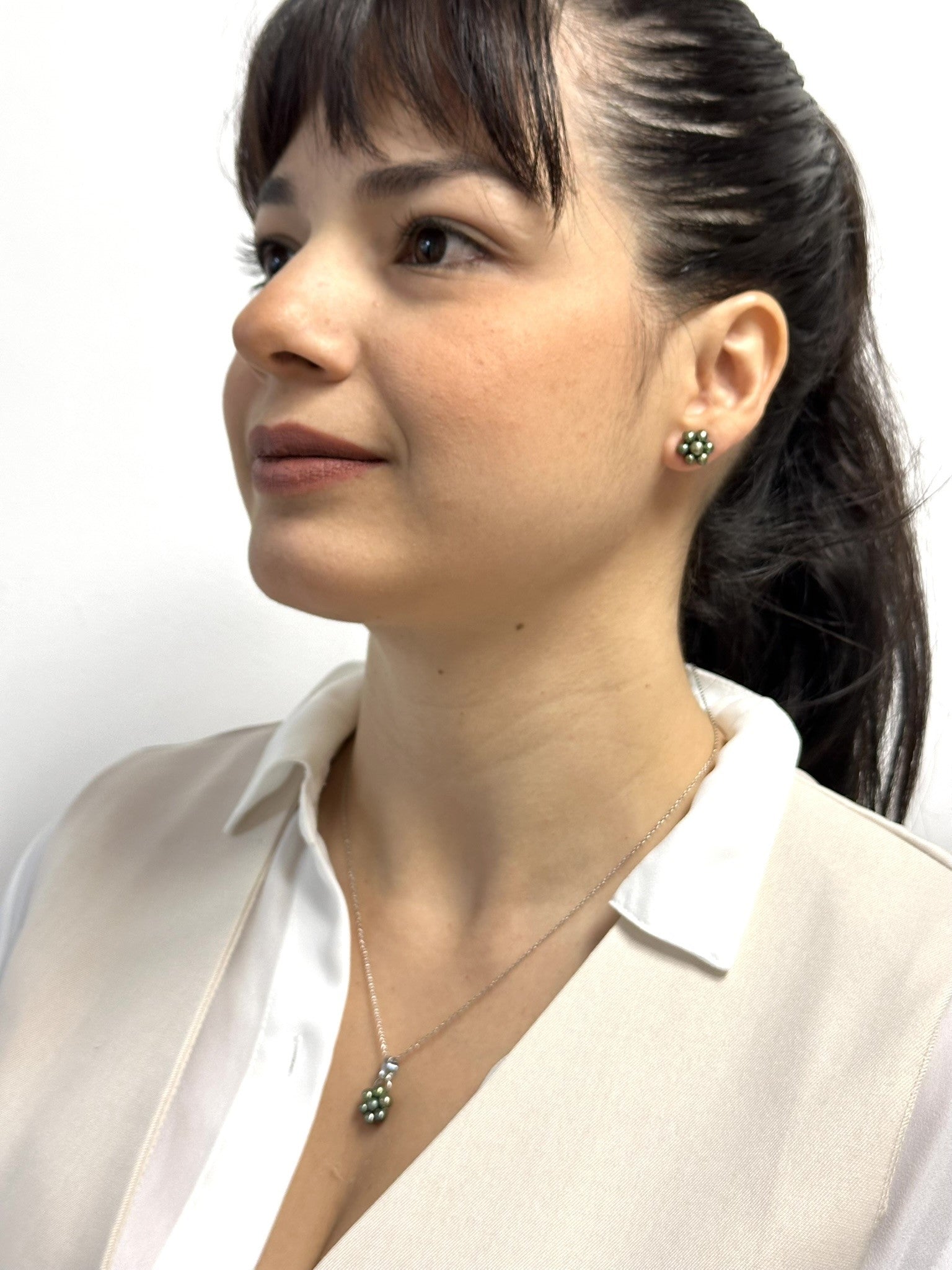 Juego de Aretes y Dije de Perlas Cultivadas Verde en Forma de flor en Plata.925 con Cadena de 46cm