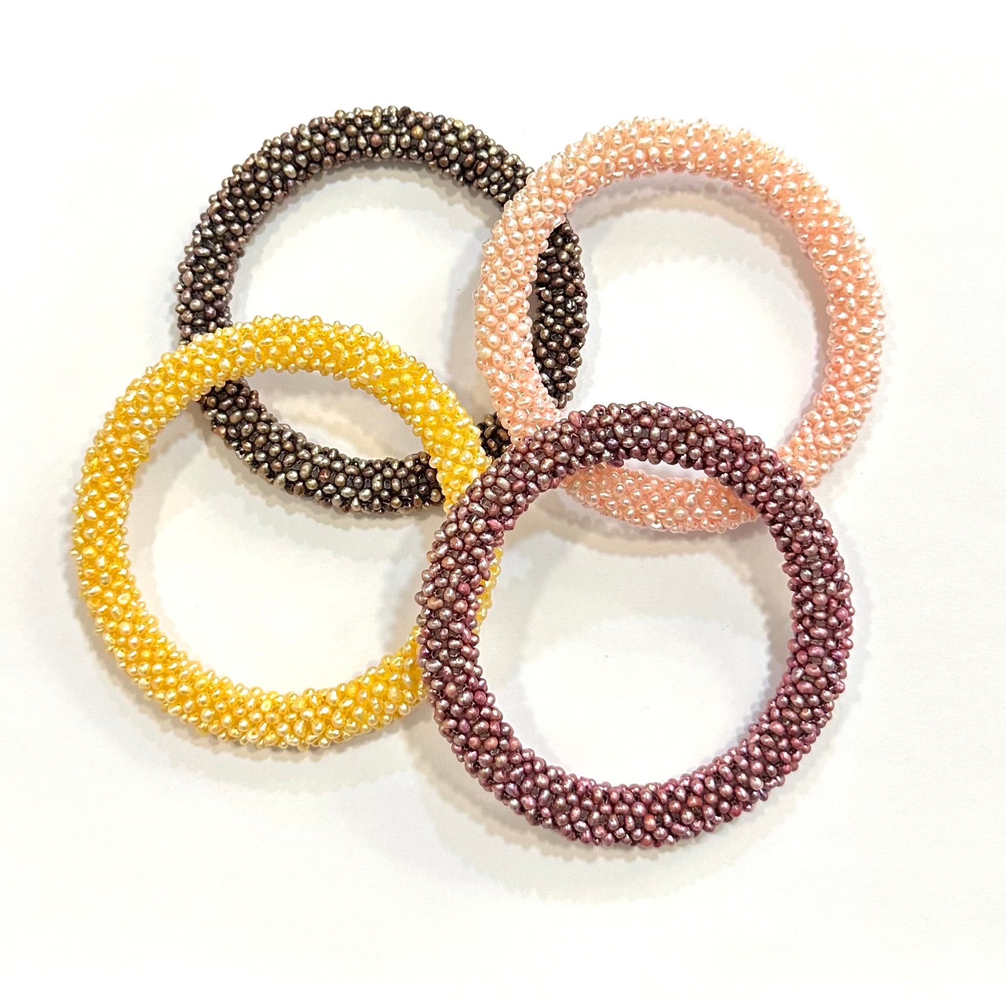 Brazalete de Perlas cultivadas tejidas Arroz color cereza.