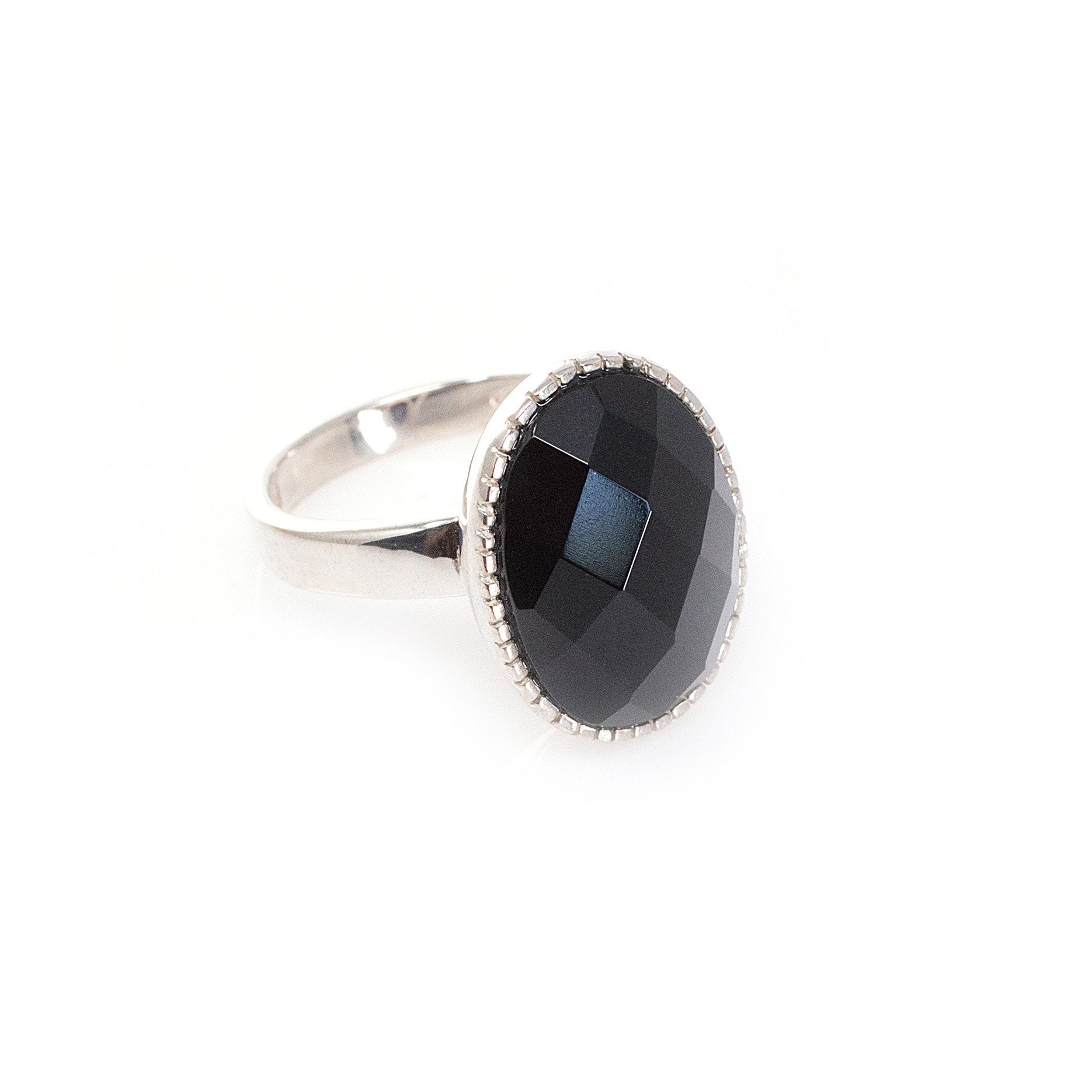 Anillo solitario de Onyx Oval Facetado en Plata .925