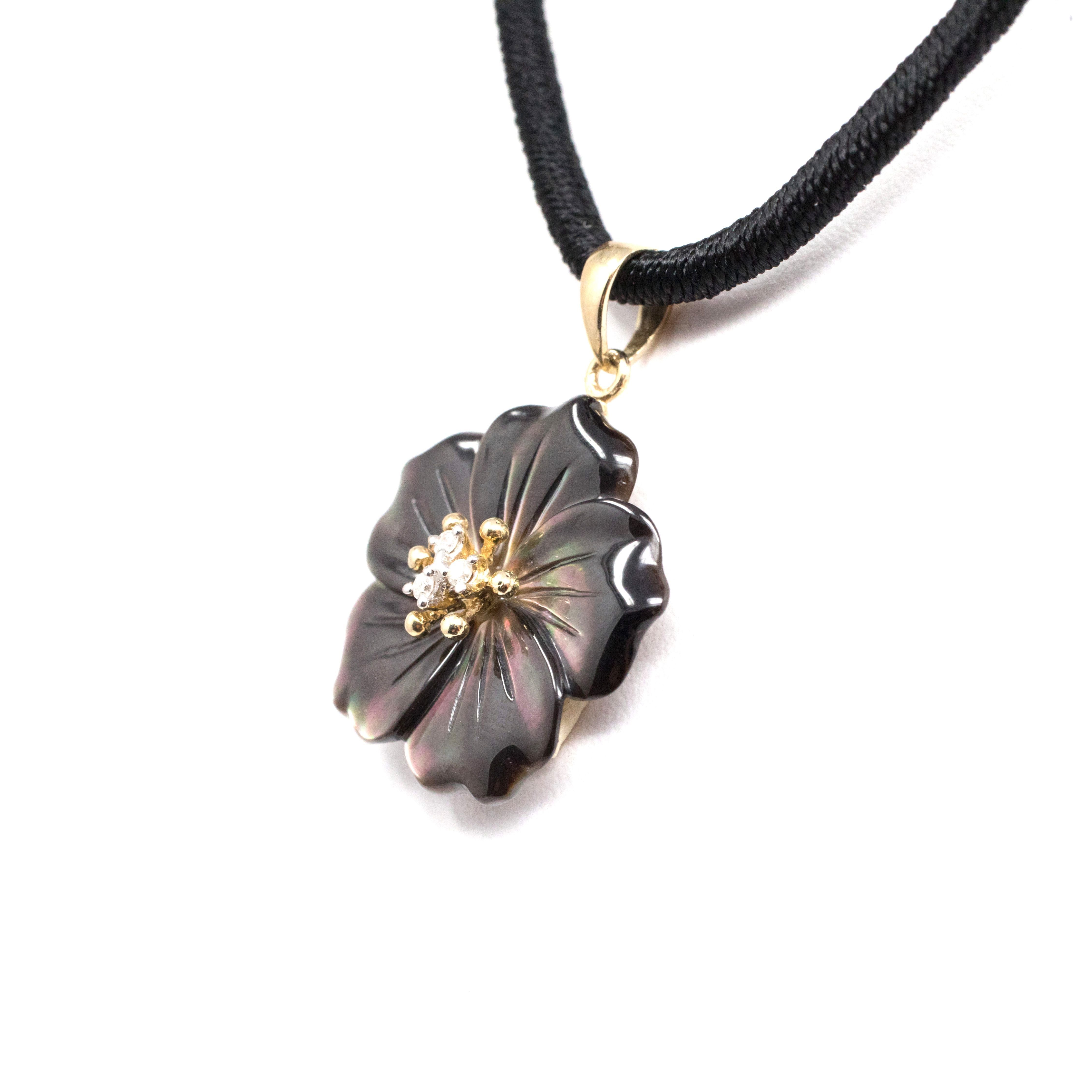 Collar de Madre Perla con Diamantes en Oro de 14k con Cordon de Seda Negro