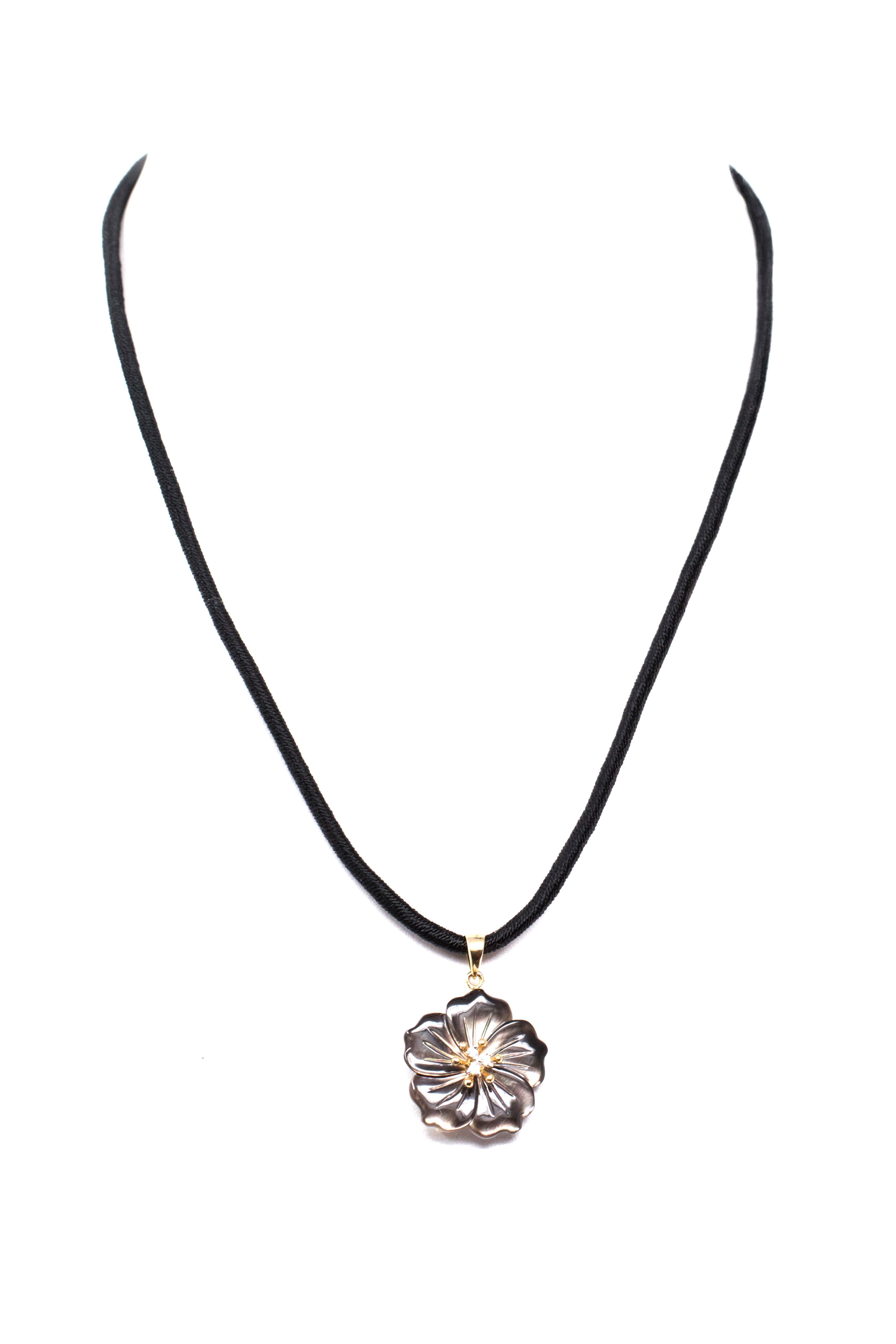 Collar de Madre Perla con Diamantes en Oro de 14k con Cordon de Seda Negro