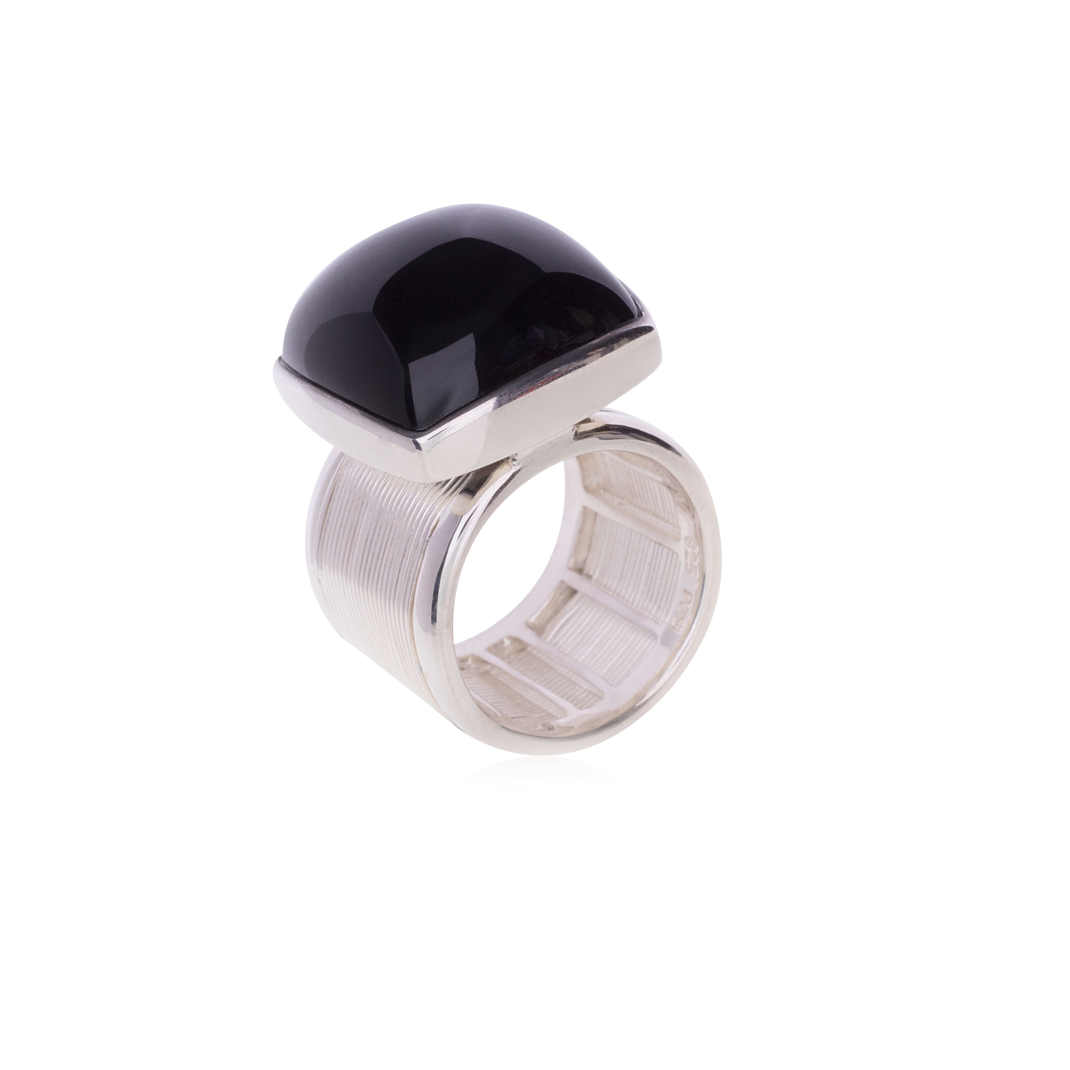Anillo solitario de Onix en forma de Domo en plata de Ley .925