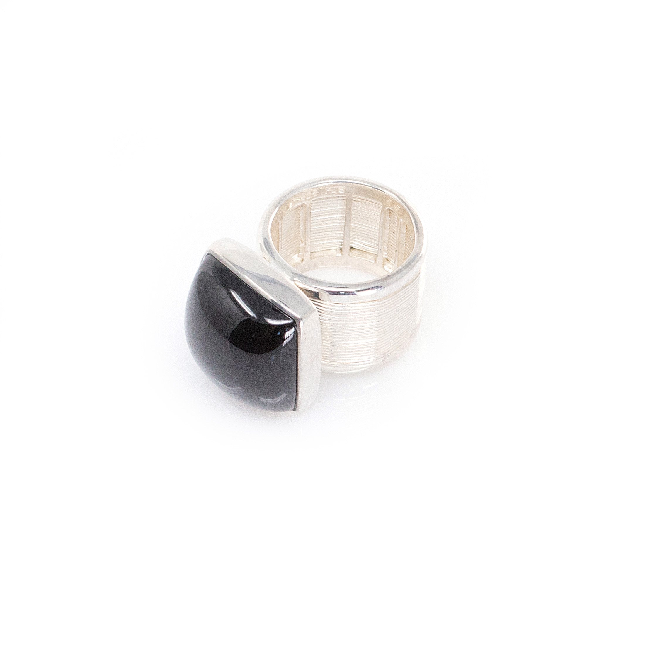 Anillo solitario de Onix en forma de Domo en plata de Ley .925