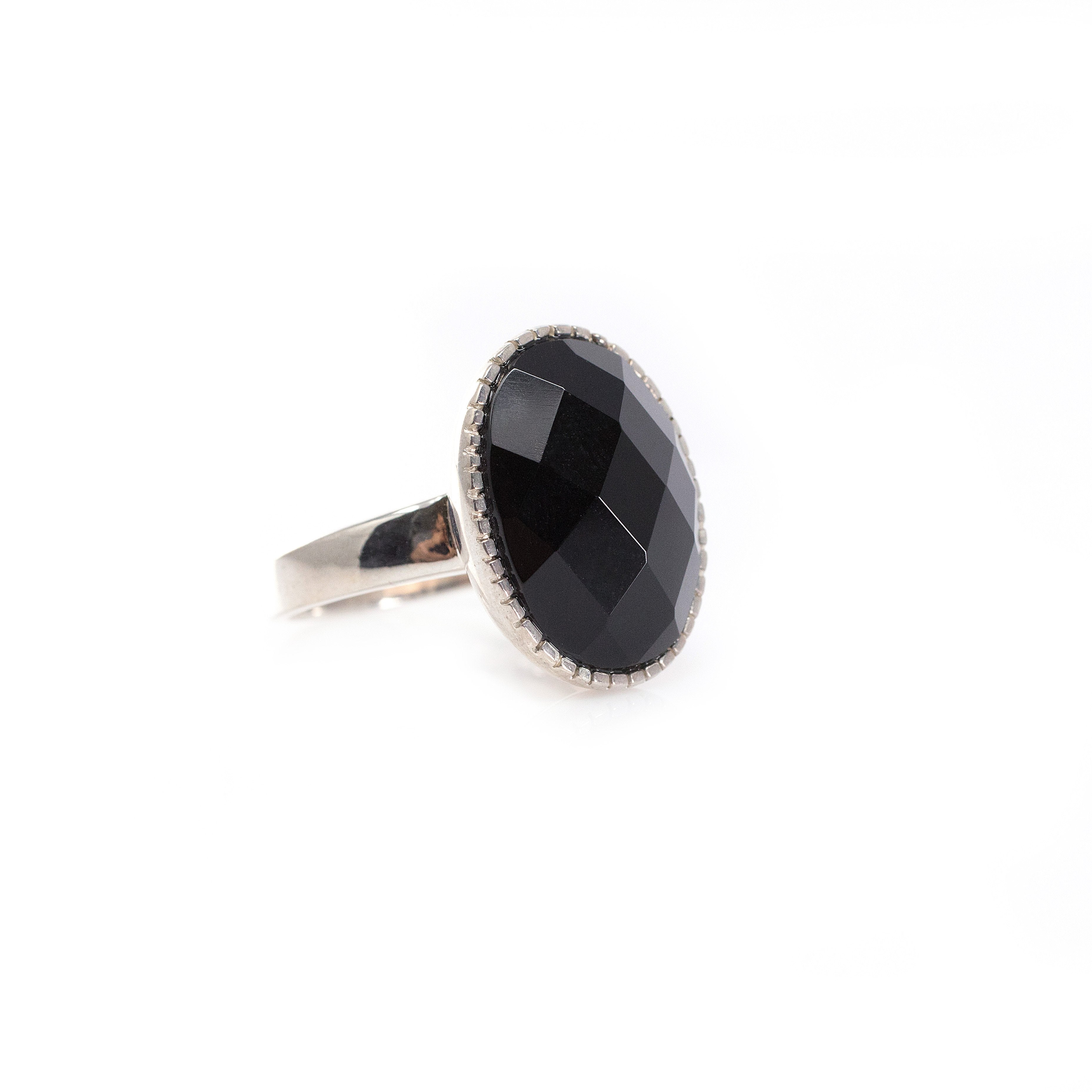 Anillo solitario de Onyx Oval Facetado en Plata .925